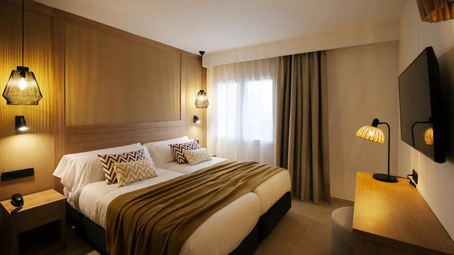 ****  Hotel Caramelo Marina Calan Bosch - Adults Only Cala'N Bosch  Spanien